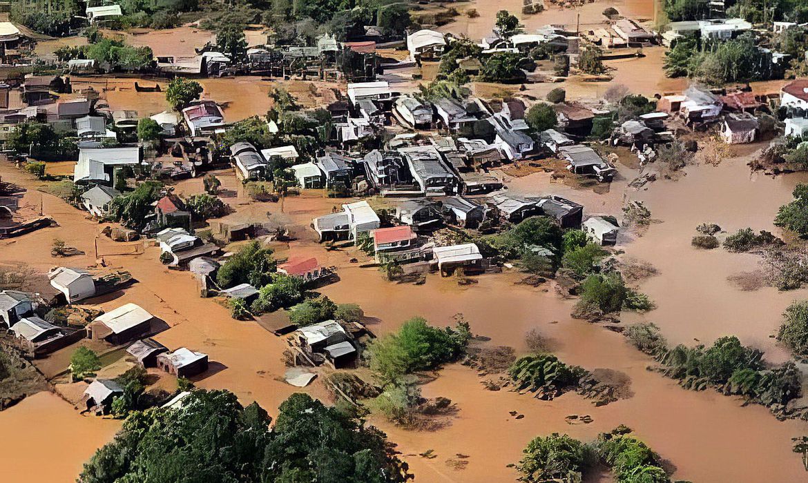Casas ilhadas em Bom Retiro do Sul (RS); chuvas já afetaram mais de 402 mil pessoas no estado, segundo Defesa Civil