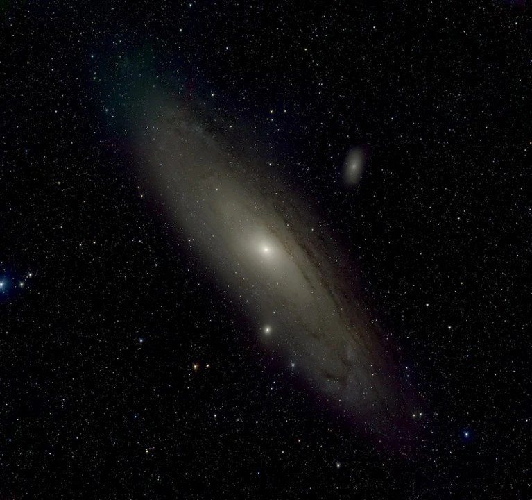 A galáxia Andrômeda, capturada pelo Wide Field Survey Telescope -