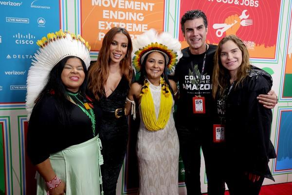 A ministra dos Povos Indígenas, Sônia Guajajara, Anitta, Puyr Tembé e o governador Helder Barbalho com Daniela Lima Barbalho no Global Citizen Festival