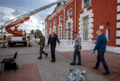 Roman Starovoit, governador da região de Kursk (segundo a partir da direita), e outras autoridades inspecionam o local de um ataque de drone ucraniano em Kursk, Rússia. 20/08/2023 -