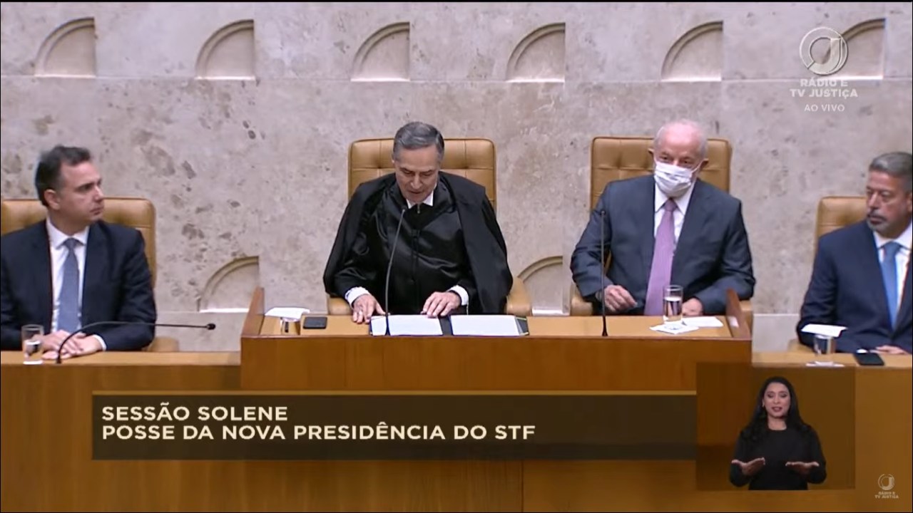 O presidente Luiz Inácio Lula da Silva (de máscara) ao lado dos chefes do STF, Luís Roberto Barroso, do Senado, Rodrigo Pacheco, e da Câmara, Arthur Lira, nesta quinta-feira