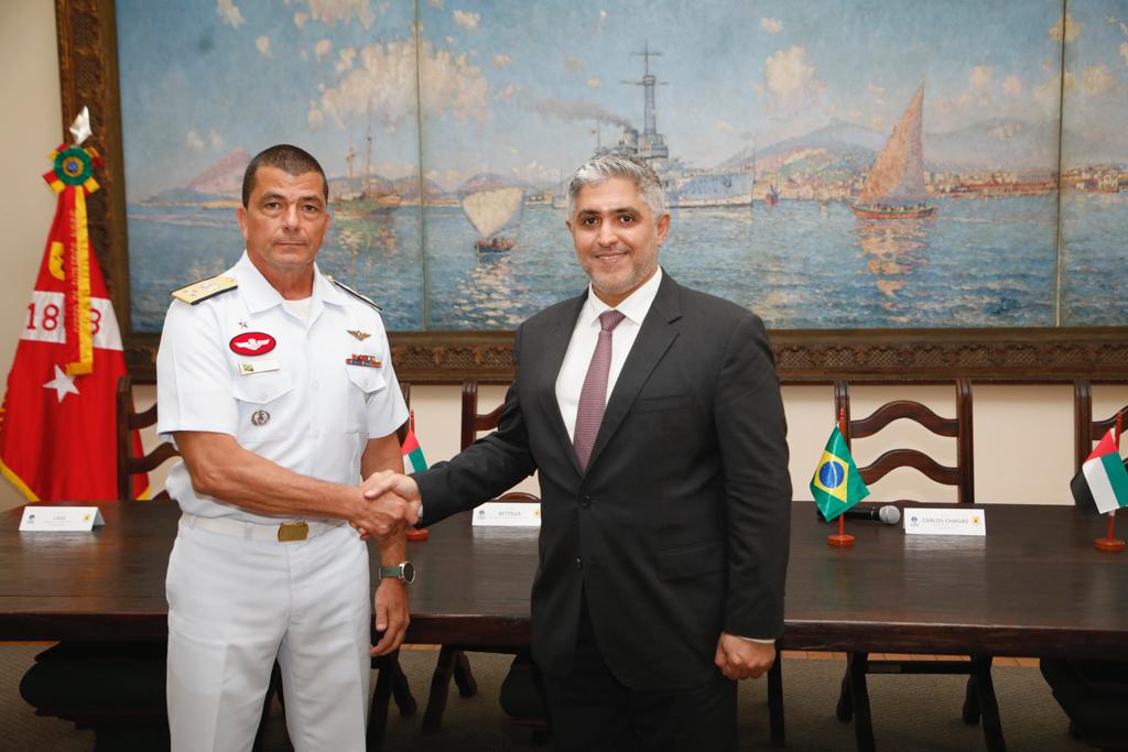 Mansour AlMulla, Diretor Executivo & CEO do Grupo EDGE, e Vice-Almirante (Fuzileiro Naval) Rogério Ramos Lage, Comandante de Material do Corpo de Fuzileiros Navais.