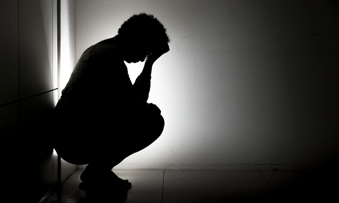 Casos de suicídio entre crianças e adolescentes passa dos mil anualmente