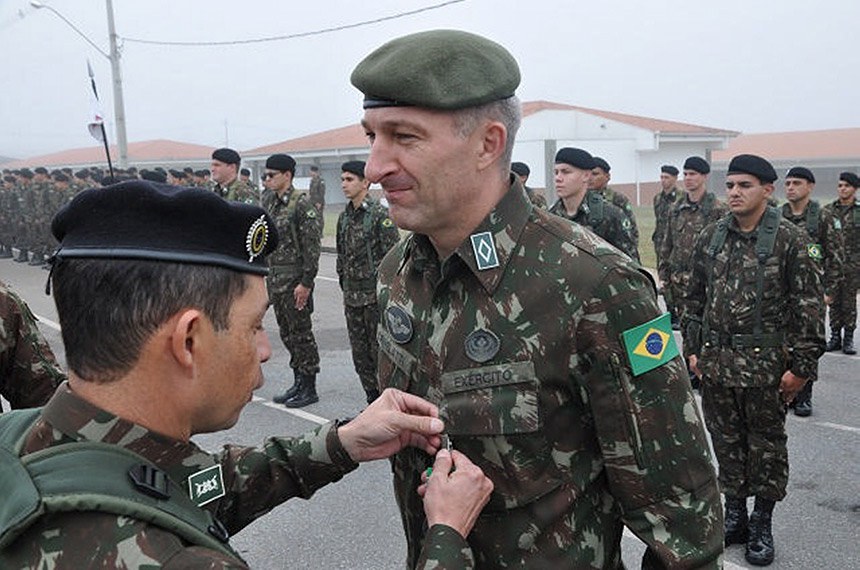 O segundo-tenente Osmar Crivelatti, ao receber medalha do Exército em 2018