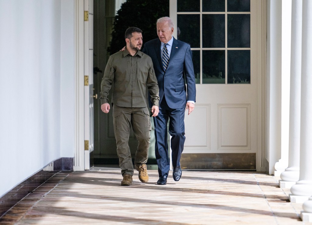 US President Joe Biden and Ukrainian President Volodymyr Zelensky walk through the colonnade to the Oval Office at the White House in Washington, DC, on September 21, 2023. (Photo by Jim WATSON / POOL / AFP)