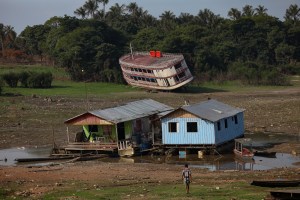 Seca do rio Negro provoca colapso no abastecimento de comunidades ribeirinhas do Amazonas