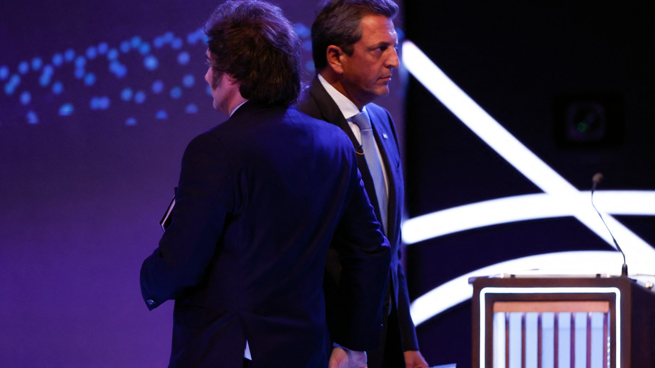 Legislator and presidential candidate for the La Libertad Avanza party, Javier Milei (L), and Argentina's Economy Minister and presidential candidate for the Union por la Patria party, Sergio Massa, are pictured during the presidential debate in Santiago del Estero, Argentina, on October 1, 2023, ahead of the October 22 presidential election. (Photo by Tomas Cuesta / POOL / AFP)