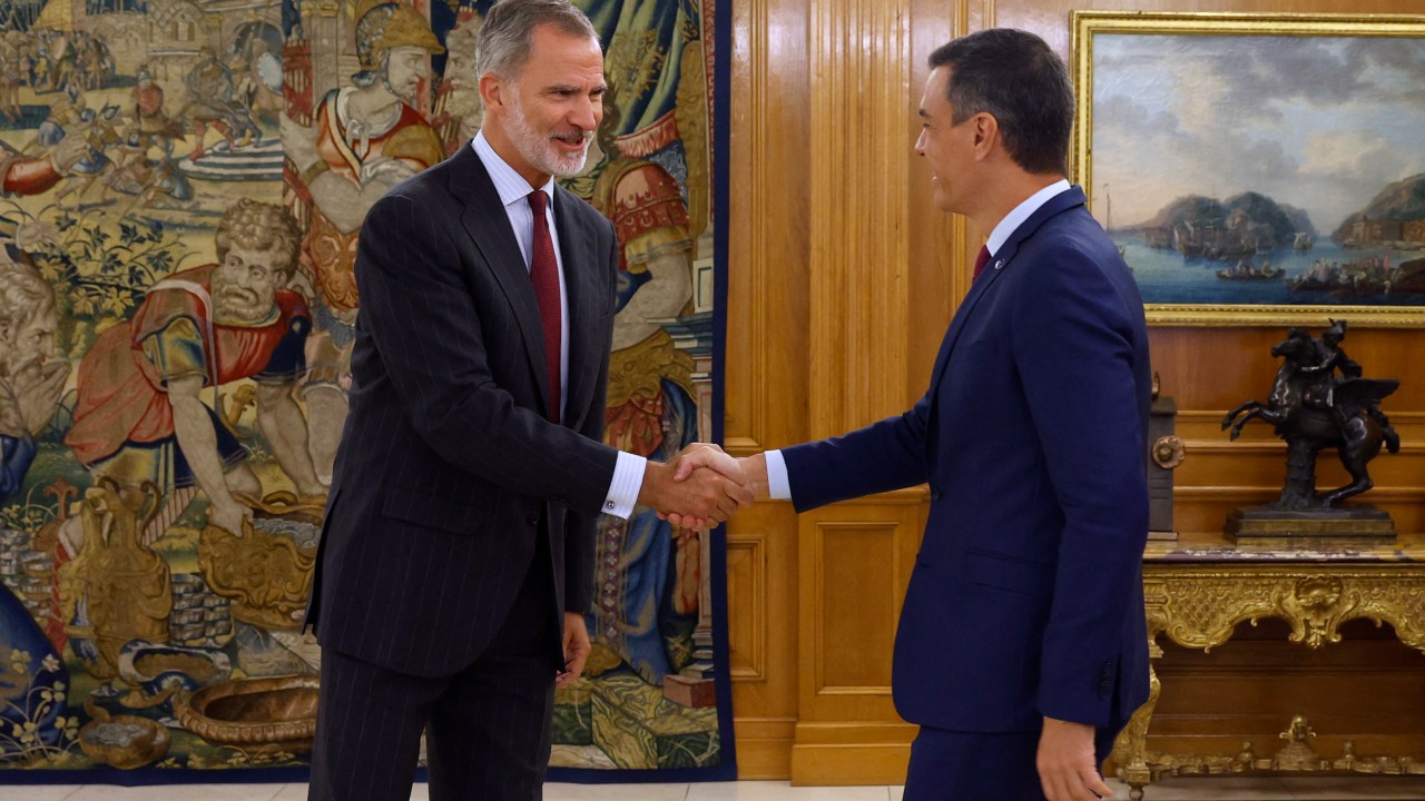 O Rei Felipe VI, da Espanha, cumprimenta o primeiro-ministro em exercício, Pedro Sanchez.