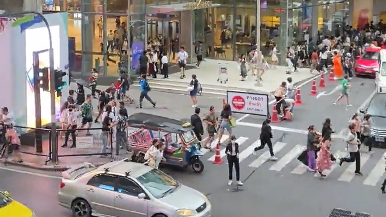 This screengrab from UGC video posted by user @D.weii_ on X, formerly known as Twitter, on October 3, 2023 shows people running out of Siam Paragon shopping centre in Bangkok on October 3, 2023, after a shooting incident in the mall. Three people were killed and four wounded in a shooting at the Bangkok shopping mall on October 3, with the shooter arrested by police. (Photo by Handout / Courtesy of X user @D.weii_ / AFP) / -----EDITORS NOTE --- RESTRICTED TO EDITORIAL USE - MANDATORY CREDIT "AFP PHOTO / Courtesy of X user @D.weii_ " - NO MARKETING - NO ADVERTISING CAMPAIGNS - DISTRIBUTED AS A SERVICE TO CLIENTS