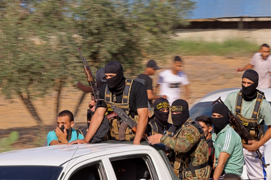 Militantes palestinos do Hamas em direção à fronteira com Israel (07/10/2023)