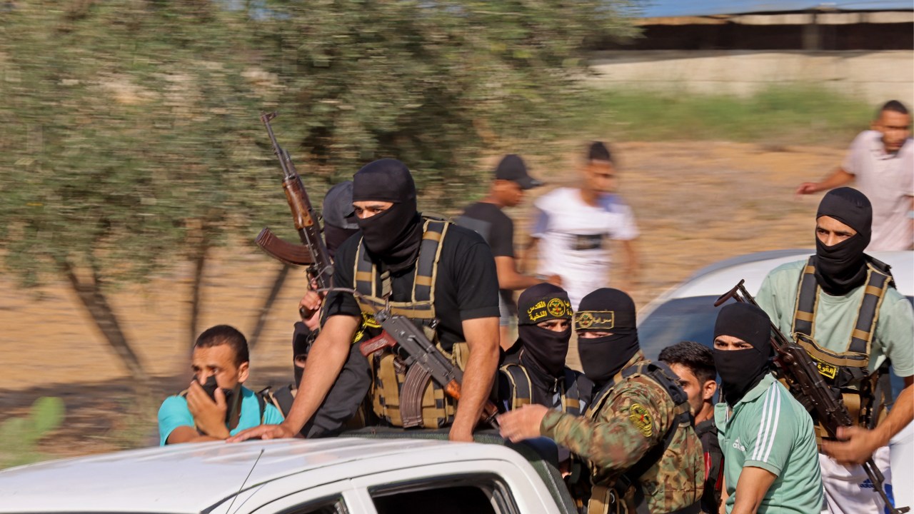 Militantes palestinos do Hamas em direção à fronteira com Israel (07/10/2023)