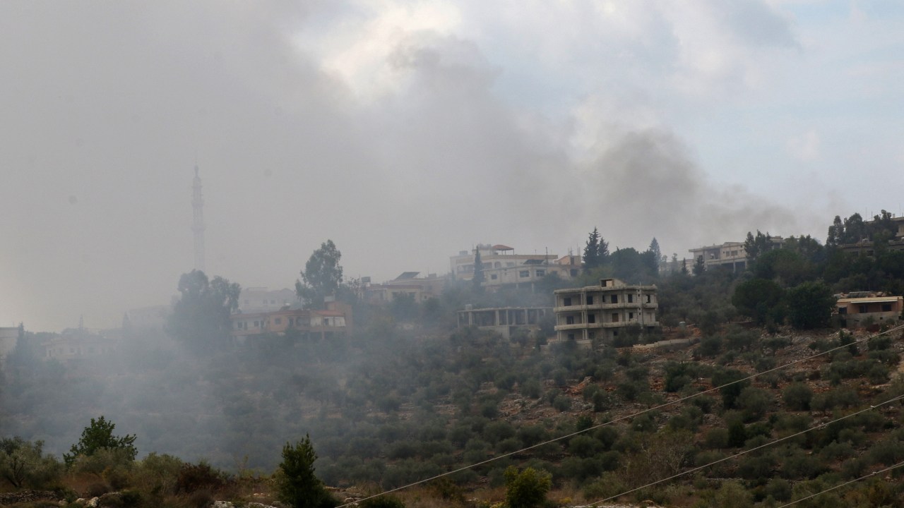 A general view shows smoke rising on a hill shelled by Israeli forces on the outskirts of the southern Lebanese border village of Dhaira on October 11, 2023. Lebanon's Iran-backed Hezbollah and Israel exchanged fire on October 11, in missile strikes the group said were retaliation for the killing of three members, on the fourth day of cross-border tensions. (Photo by Mahmoud ZAYYAT / AFP)