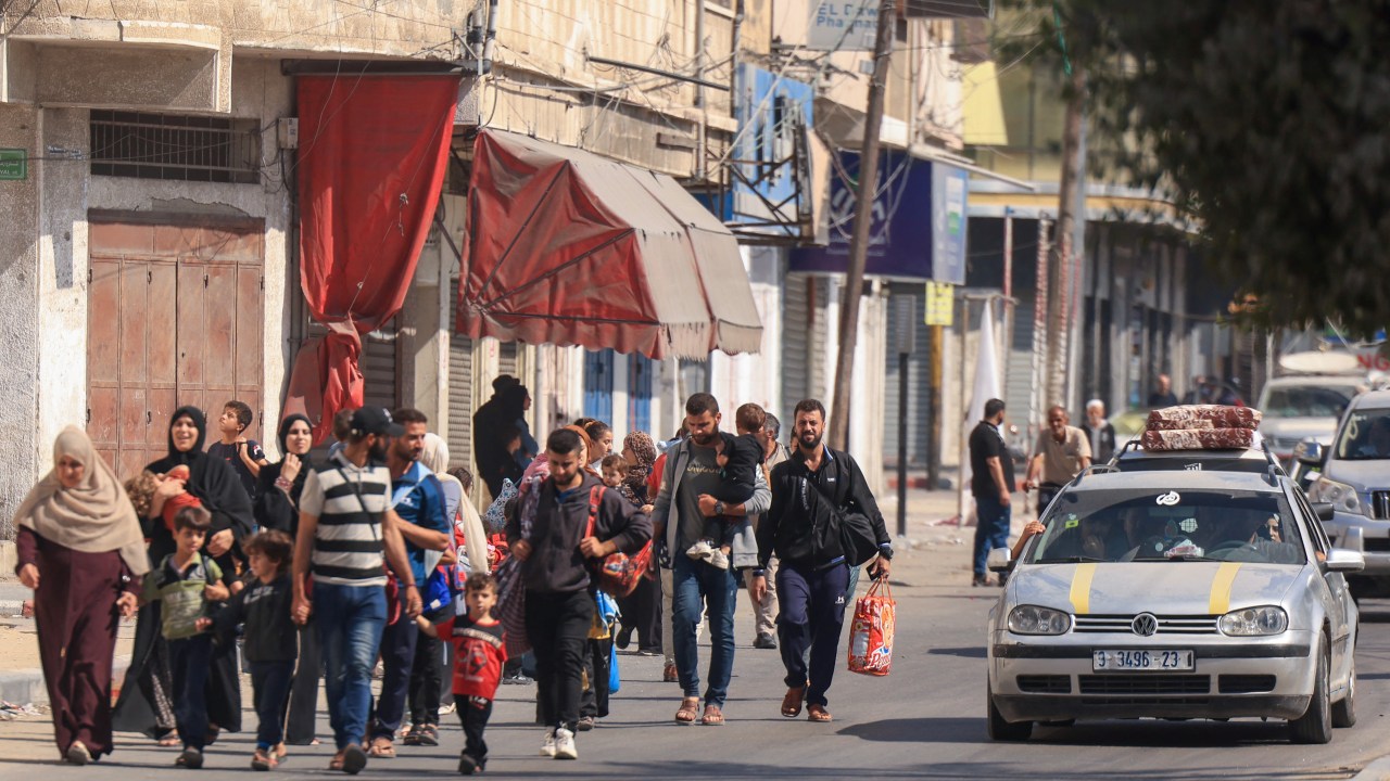 Palestinos com seus pertences fogem para áreas mais seguras na Cidade de Gaza após ataques aéreos israelenses, em 13 de outubro de 2023. Israel pediu a realocação imediata de 1,1 milhão de pessoas em Gaza em meio ao seu bombardeio massivo em retaliação aos ataques do Hamas, com alerta das Nações Unidas de consequências "devastadoras".