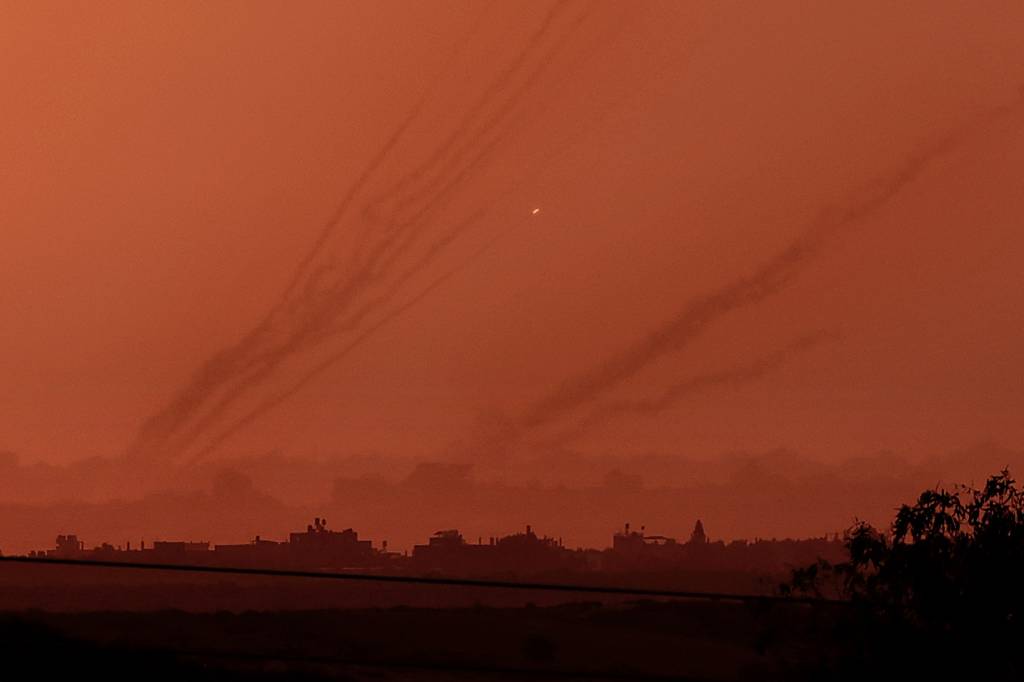 Hamas lança foguetes em Tel Aviv e Jerusalém durante sessão no parlamento