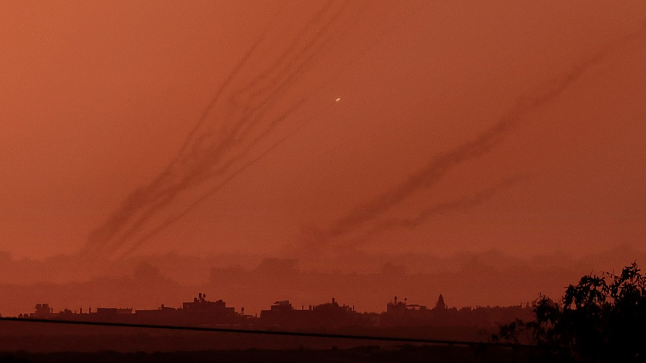 A picture taken from the Israeli city of Sderot shows a salvo of rockets fired towards Israel from the Gaza Strip, on October 16, 2023. Aid agencies on October 16, called for vital humanitarian supplies to be allowed into the Gaza Strip, warning time was running out to save millions of people as water supplies dried up and food and fuel stocks dwindled. (Photo by Thomas COEX / AFP)