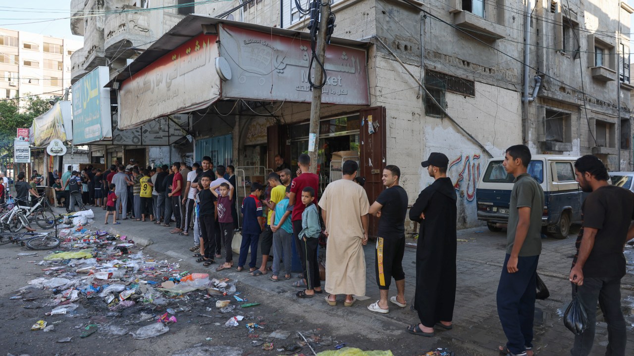 Palestinos fazem fila em padaria para comprar pão na cidade de Rafah, no sul de Gaza - 18/10/2023