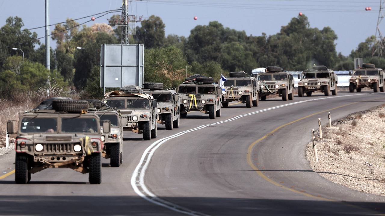 Um comboio de veículos do exército israelense circula por uma estrada perto da cidade de Sderot, no sul de Israel, em 23 de outubro de 2023