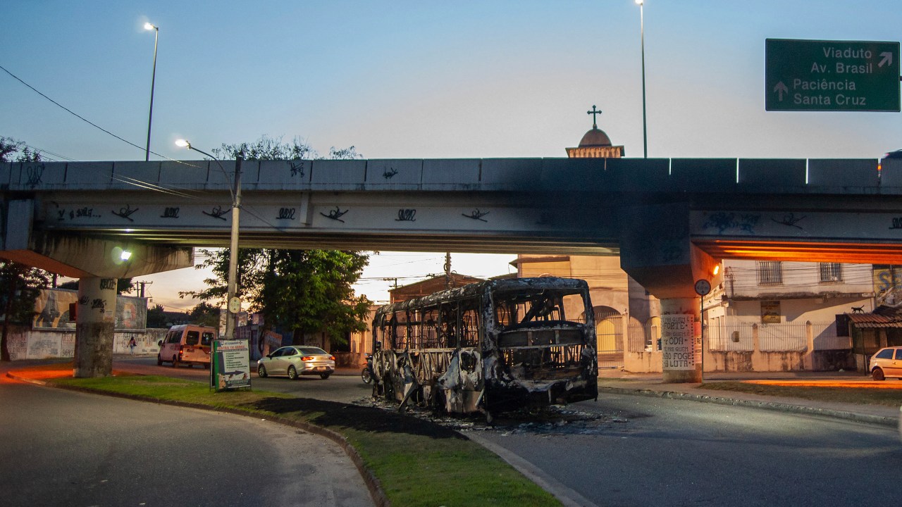 Ônibus incendiado no Recreio dos Bandeirantes, Zona Oeste do Rio de Janeiro