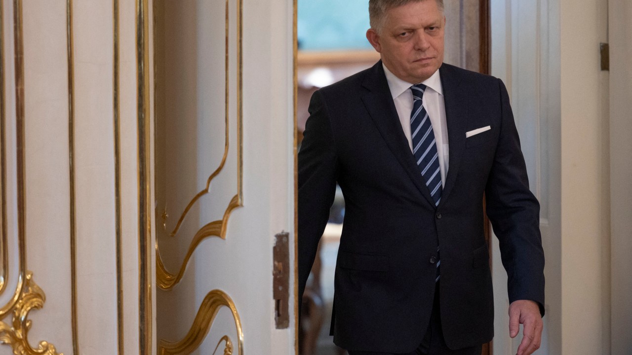 O recém-empossado primeiro-ministro eslovaco, Robert Fico, se associou a um partido pró-Rússia para vencer eleições. 25/10/2023 -