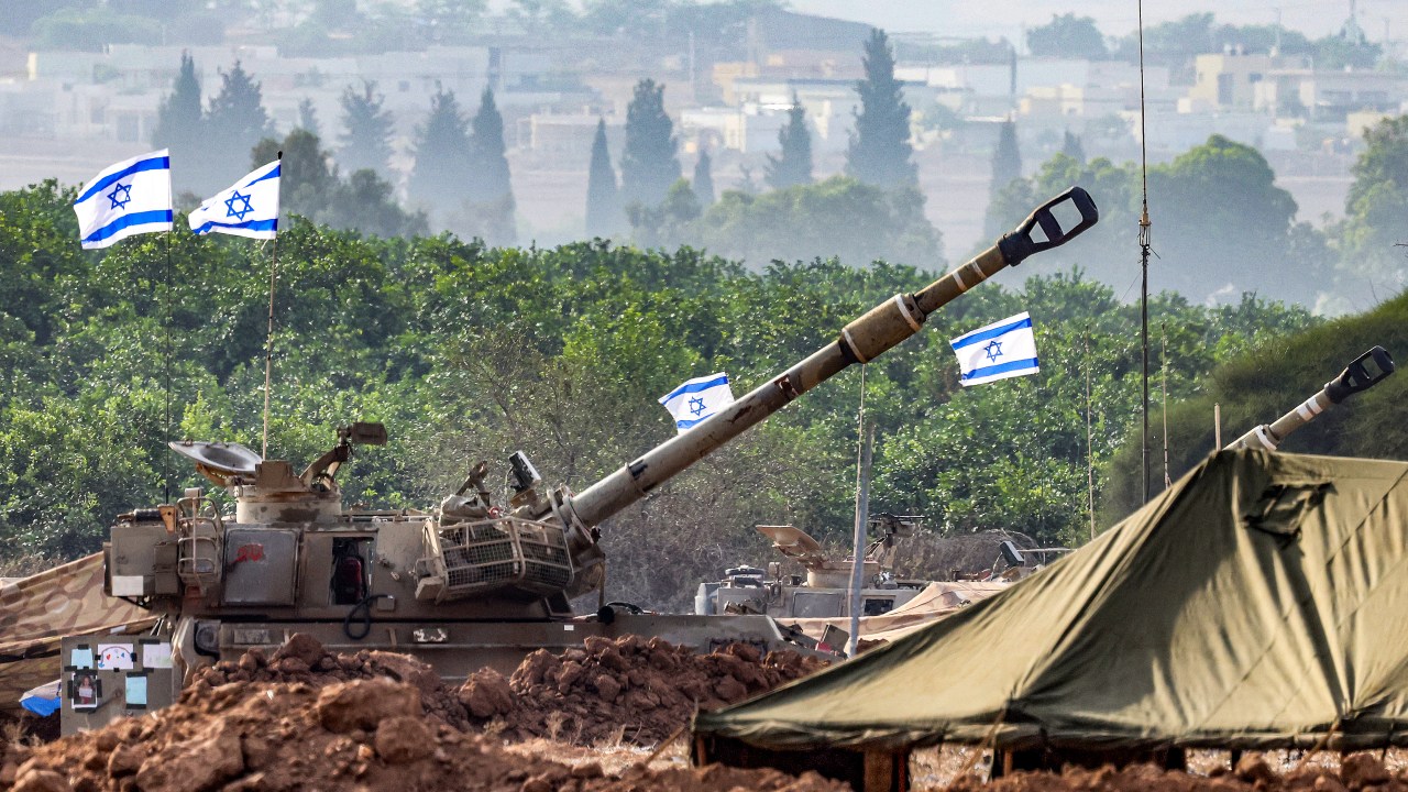 Tanques israelenses posicionados na fronteira do sul de Israel com a Faixa de Gaza - 27/10/2023