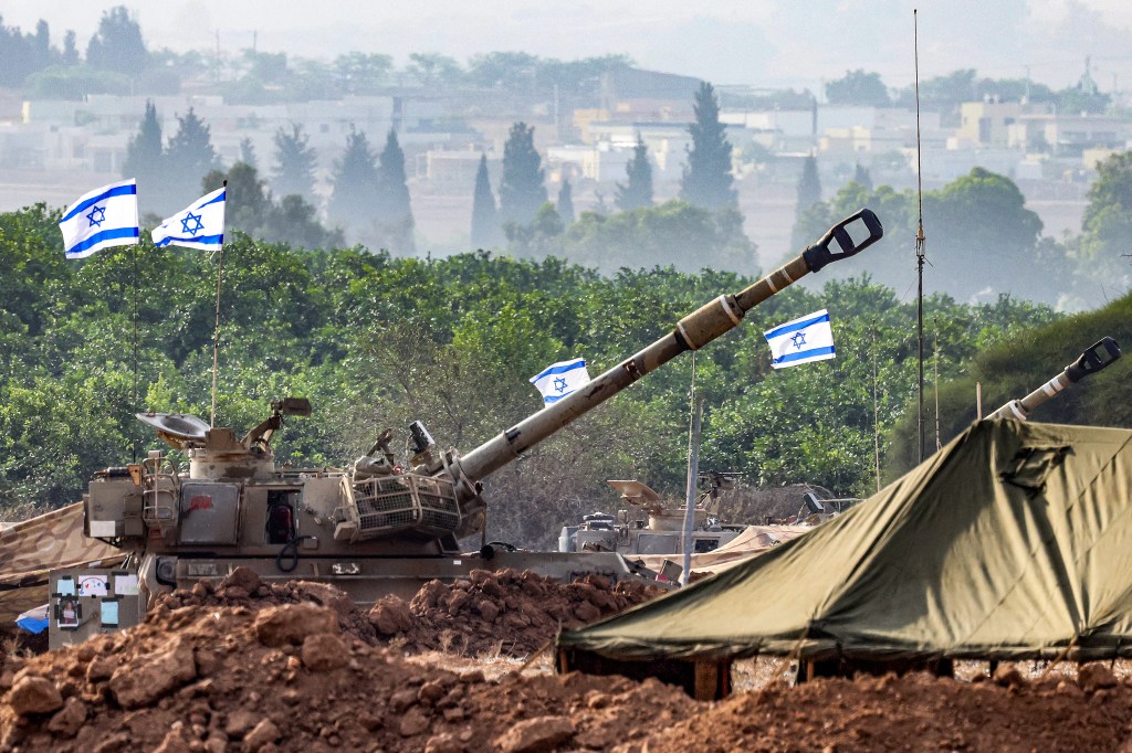 Tanques israelenses posicionados na fronteira do sul de Israel com a Faixa de Gaza - 27/10/2023