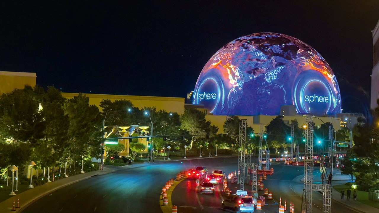 CAMALEÃO - A fachada da Sphere no horizonte de Las Vegas: mudança de cores e formatos de acordo com o evento