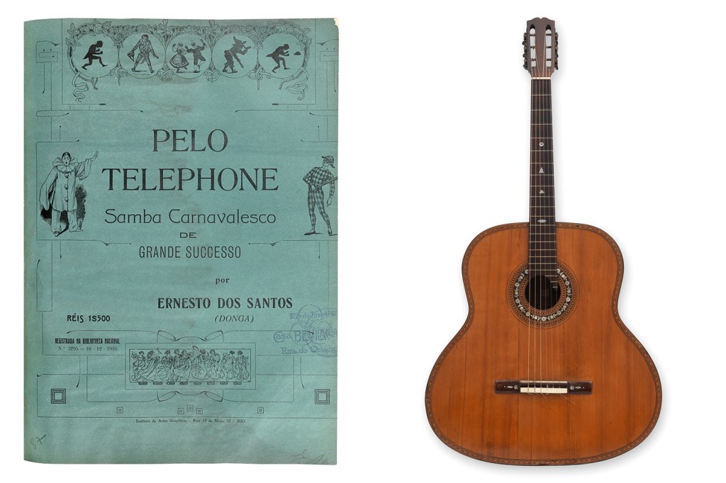 RELÍQUIAS MUSICAIS - À direita, violão de Donga; à esquerda, partitura de sua música pioneira, Pelo Telefone: o primeiro registro oficial do gênero