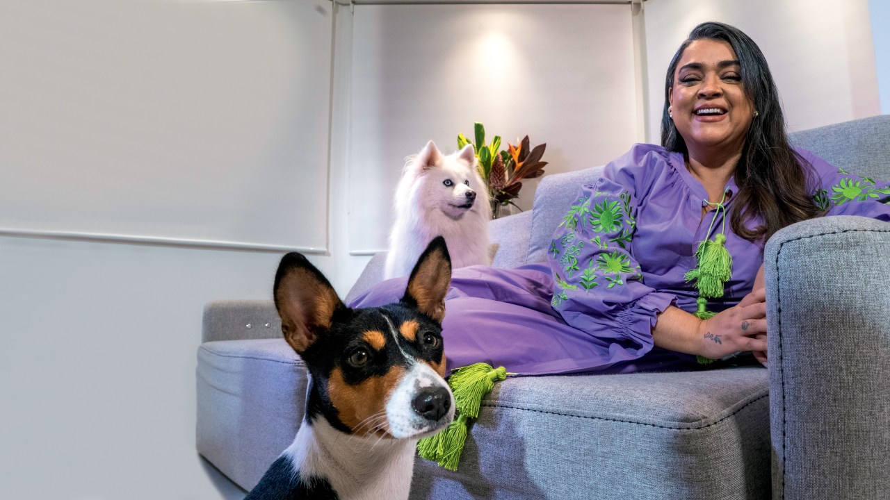 QUASE INABALÁVEL - A artista com seus pets: ela recorreu a vários tipos de terapia psicológica e à fé