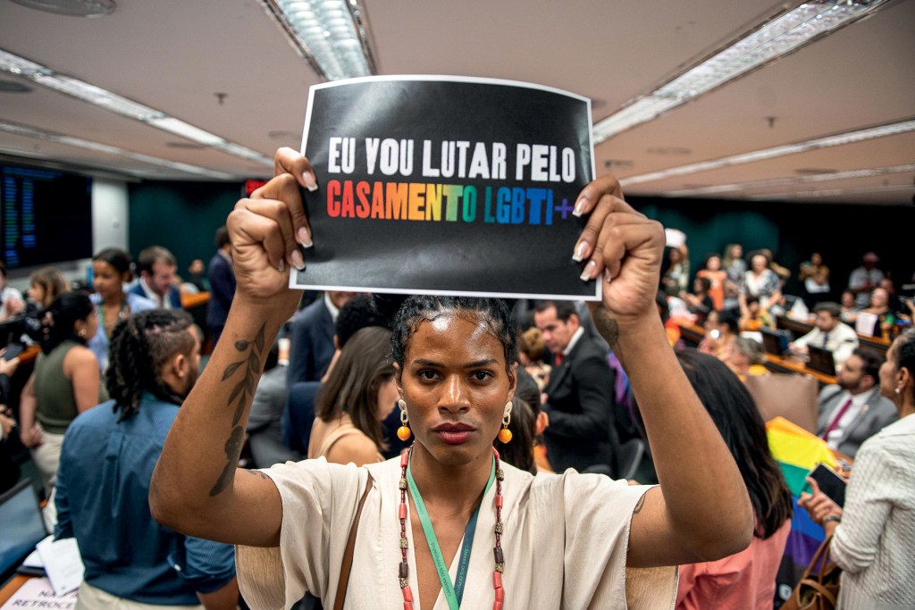 RETROCESSO - Manifestação no Congresso: projeto de lei aprovado em uma comissão da Câmara impede a união homoafetiva