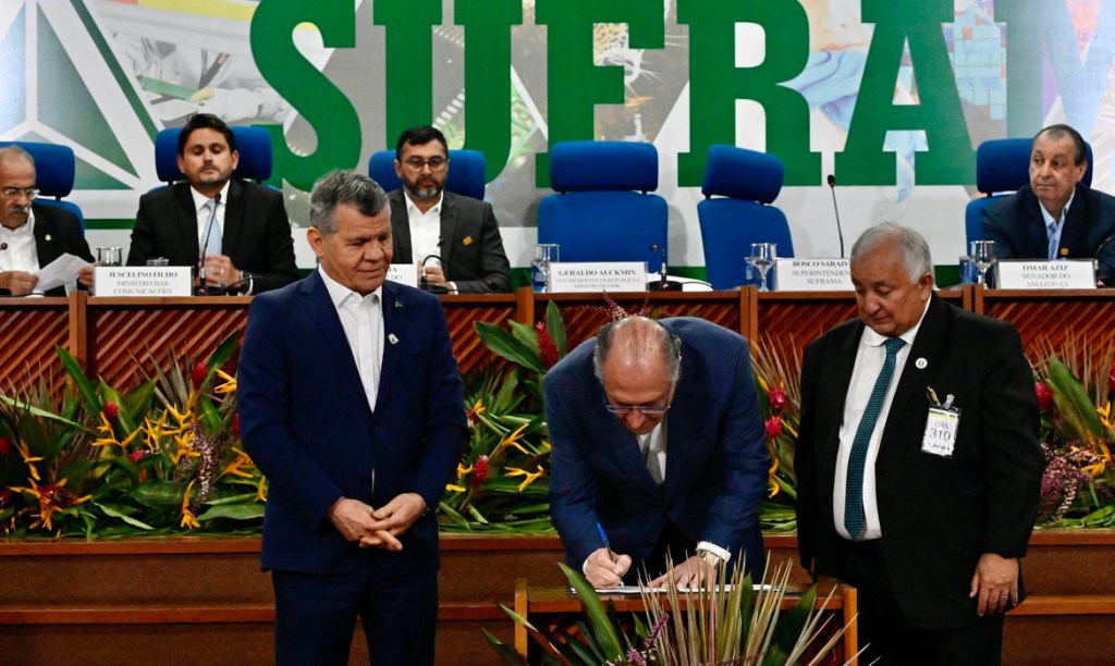 SOB NOVA GESTÃO - Vice Presidente da República Geraldo Alckmin durante Assinatura do Contrato de Gestão do Centro de Bionegócios da Amazônia em Manaus, ao lado de Elias Araújo, à direita, e Bosco Saraiva, superintendente da Suframa, à esquerda