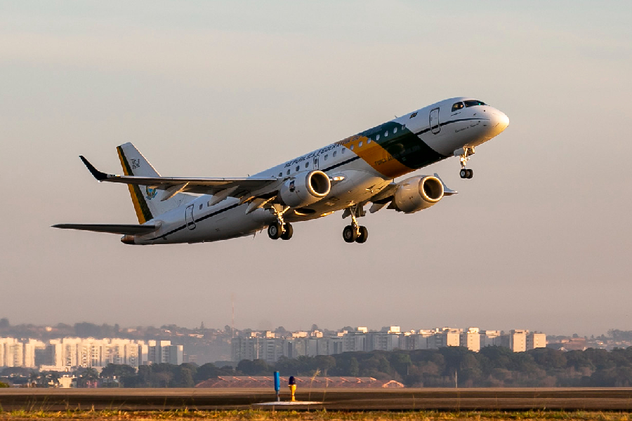 Aeronave VC-2 (Embraer 190), da Presidência da República, parte nesta quinta-feira, 12, para buscar brasileiros em Israel