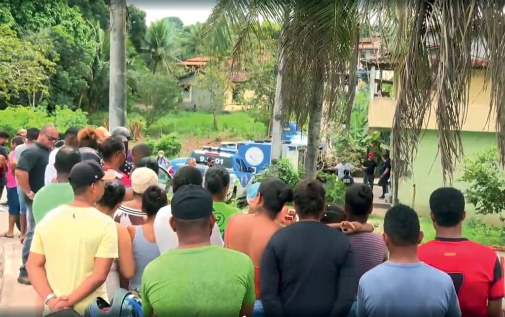 CAMPEÃO - Enterro de vítimas de chacina na Bahia: líder do ranking de sangue