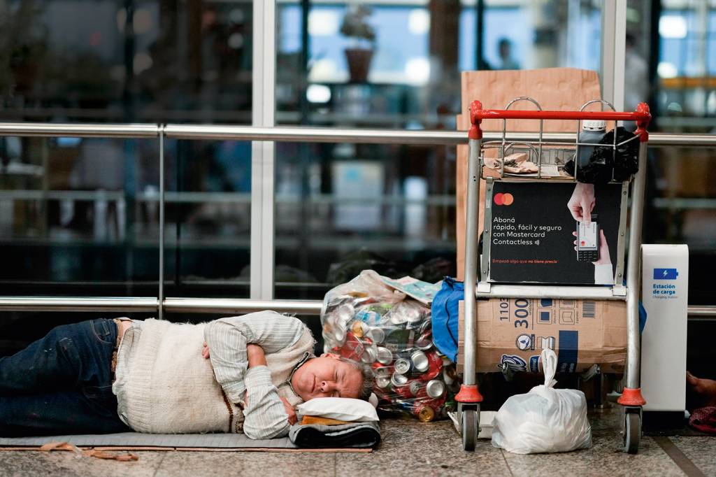 AP23096472059467.jpg MISÉRIA EXPOSTA - Sem-teto dorme no chão de aeroporto: 40% da população na pobreza
