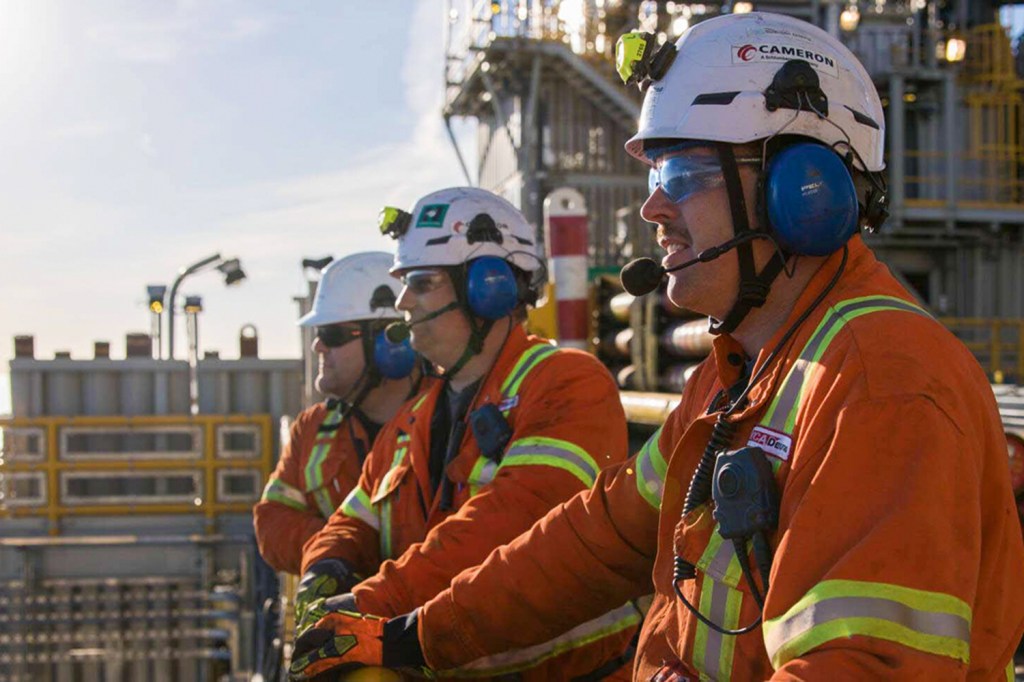 INVESTIMENTO - Funcionários da Exxon: a empresa fez a sua maior aquisição no ramo de óleo em mais de duas décadas