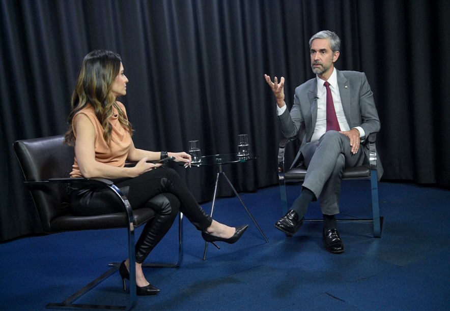A jornalista e apresentadora Marcela Rahal e o Secretário Nacional de Justiça, Augusto de Arruda Botelho no programa "Amarelas On Air", de Veja