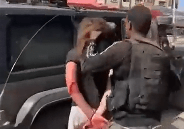 Captura de vídeo mostra o que parece ser um integrante do Hamas fazendo uma mulher de refém em Israel. -