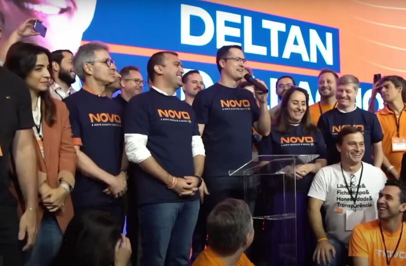 Deltan Dallagnol discursa na convenção do Novo ao lado de outros líderes do partido