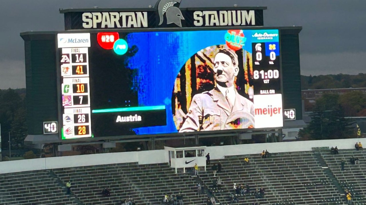 Imagem de Hitler aparece em jogo em universidade de Michigan, nos Estados Unidos