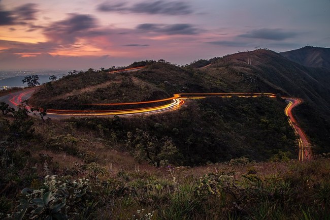 A estrada da Serra do Rola Moça, em Minas Gerais, com suas vias sinuosas -
