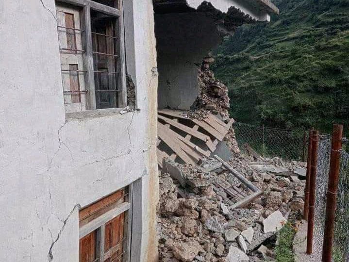 Casa colapsa no Nepal após dois terremotos consecutivos, perto da fronteira com a Índia. 03/10/2023 -