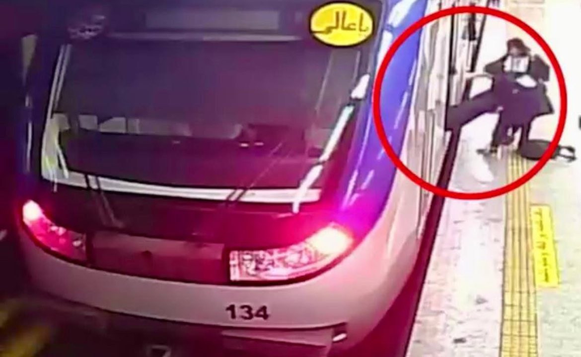 Em imagens de câmeras do metrô de Teerã, a jovem de 16 anos Armita Geravand sai de vagão desacordada, carregada por passageiros. 04/10/2023 -