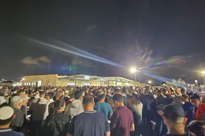 Funeral de brasileira morta após ataque do Hamas reúne multidão em Israel
