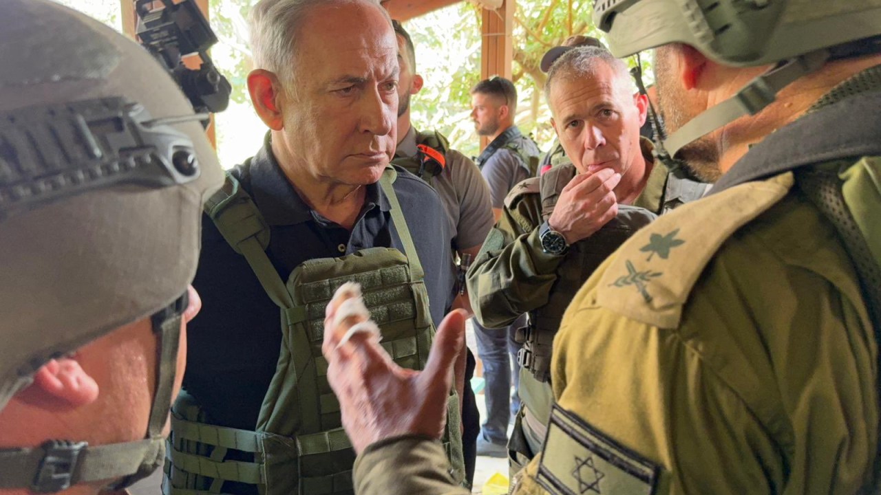 O primeiro-ministro de Israel, Benjamin Netanyahu em visita a uma base militar