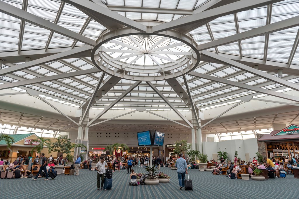 SUCESSO - Terminal de Orlando: fila para desfrutar de área de recreação