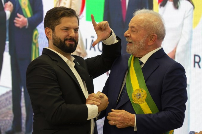 O presidente do Chile, Gabriel Boric, ao lado do presidente Lula, durante a posse presidencial em janeiro deste ano.