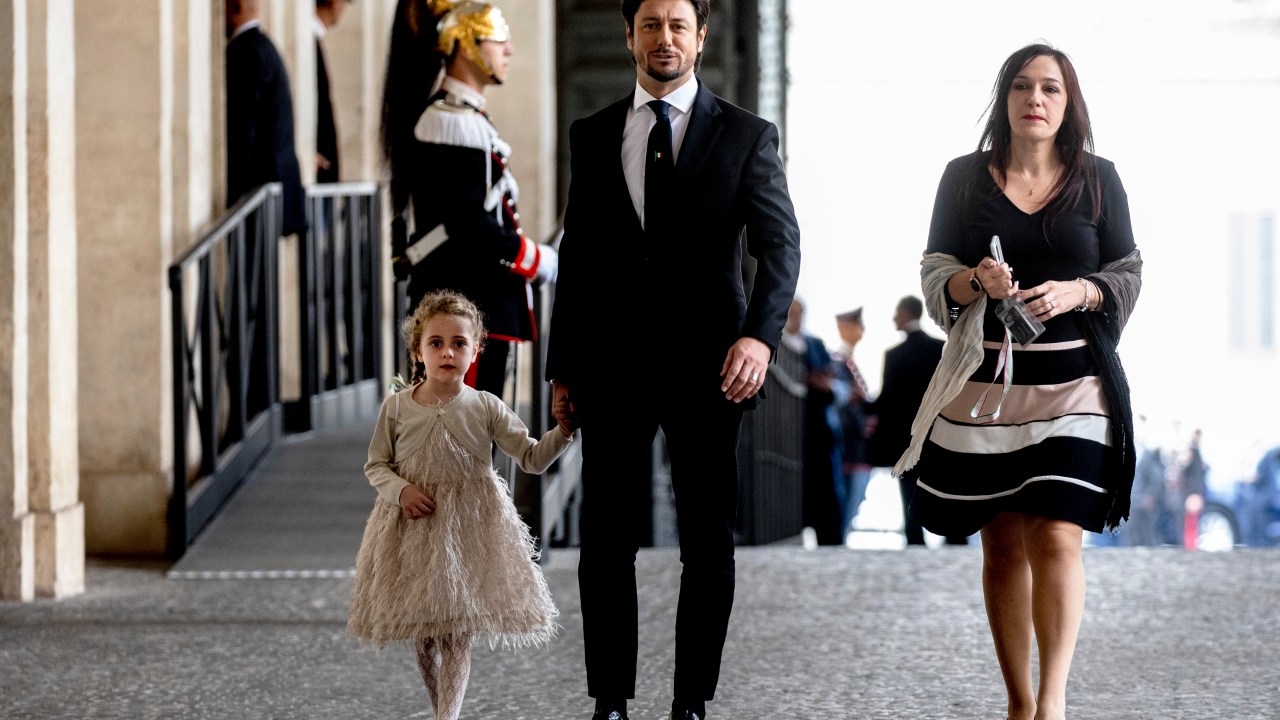 ROME, ITALY - OCTOBER 22: Andrea Giambruno, partner of newly appointed Italy's Prime Minister Giorgia Meloni and their daughter Ginevra arrive at the Quirinale Palace to attend the swearing in ceremony of the new italian government, on October 22, 2022 in Rome, Italy. Far-right politician Giorgia Meloni is set to become Italy's first woman Prime Minister. Italians voted in the 2022 Italian general election on 25 September which was called after the dissolution of parliament was announced by Italian President Sergio Mattarella on 21 July. (Photo by Alessandra Benedetti - Corbis/Corbis via Getty Images)