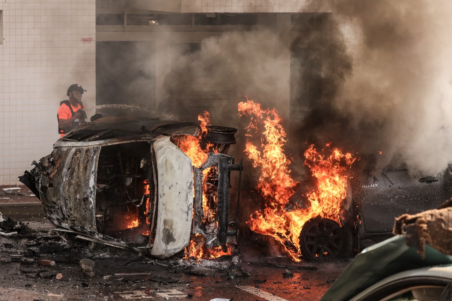 Carro em chamas após ataque com foguetes disparados pelo Hamas em direção a Israel (07/10/2023)