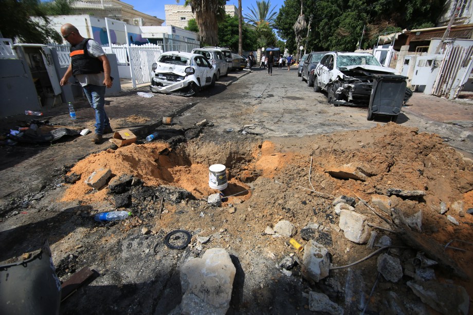 Destruição nas ruas de Ramla, Israel, após ataque de foguetes disparados pelo Hamas (07/10/2023)