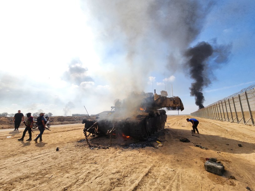 Hamas destrói um tanque das forças de segurança de Israel em Gaza (07/10/2023)