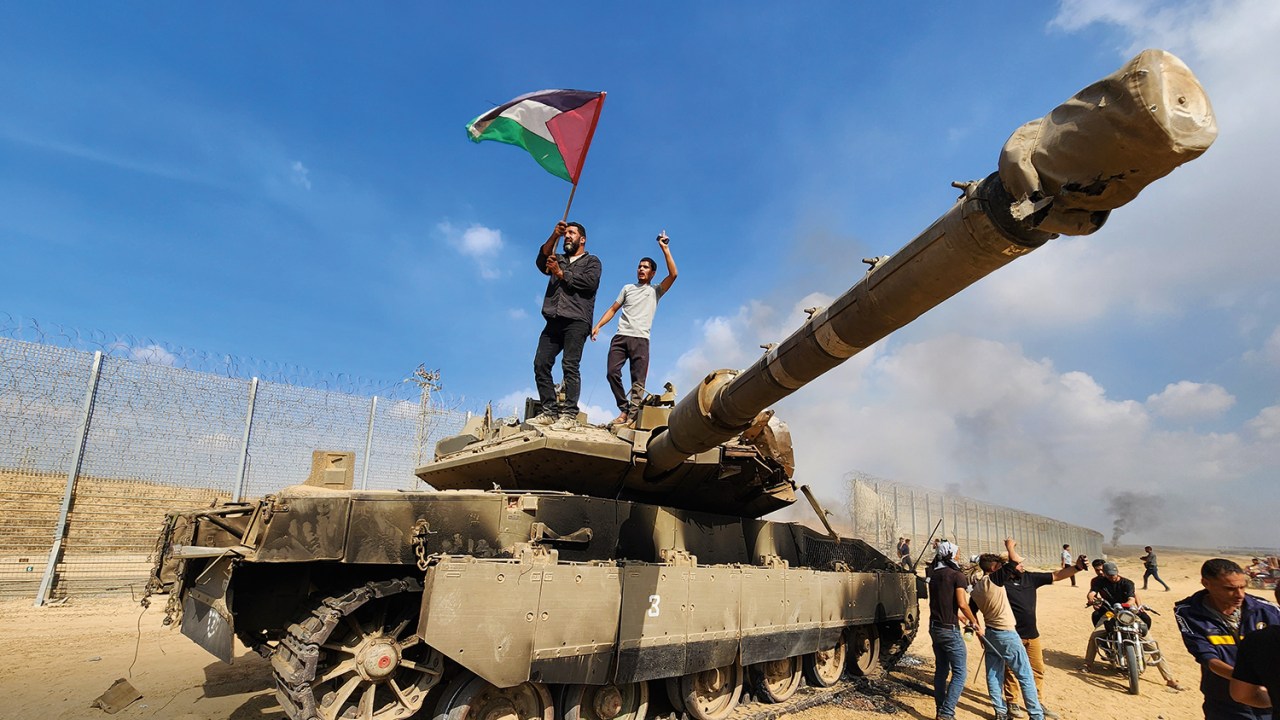 COMEMORAÇÃO - Bandeira palestina em tanque israelense destruído: surpresa